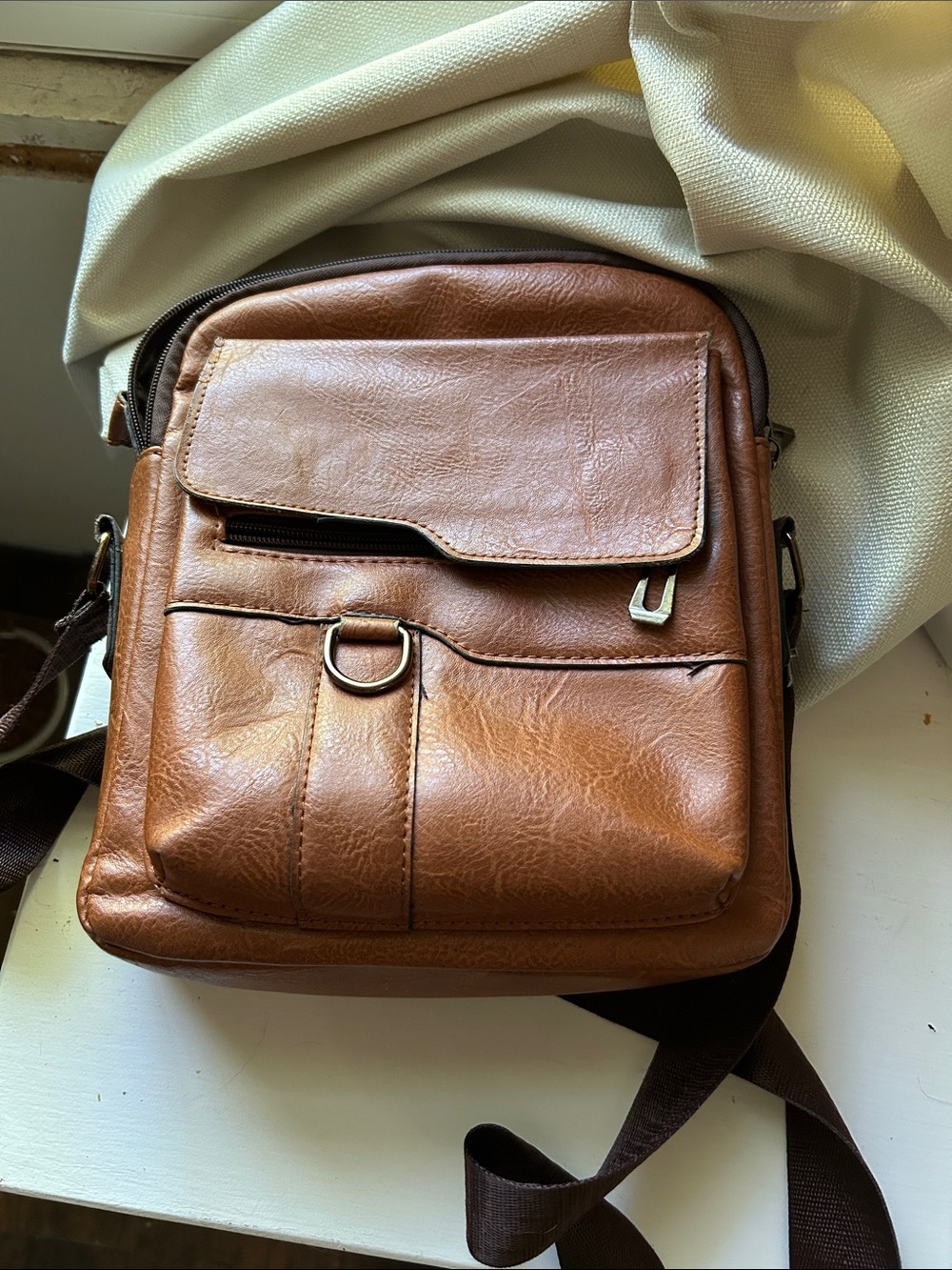 Men's Tan Leather Messenger Bag - Versatile Day-to-Day Carry